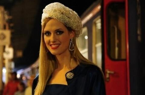 صاحبة شخصية كارولين في 