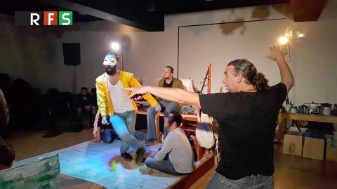 نوار بلبل يبحر بسفينة الحب من أرض اللجوء السورية