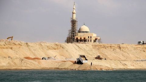 قناة السويس الجديدة تدشن عملها التجريبي بمرور 3 سفن شحن 