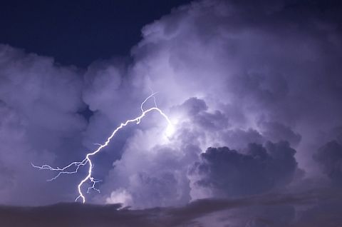 Two killed by lightning strikes at Kuwaiti beach!
