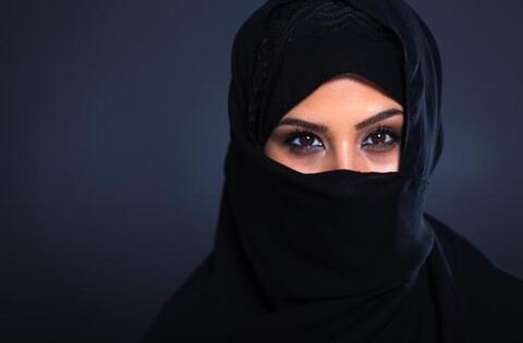 This eye-sis wife has the most amazing make-up under her veil