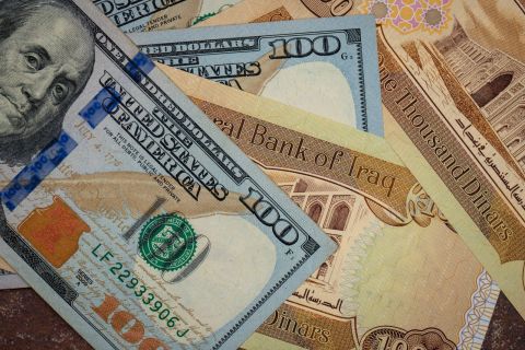 Iraqis banned from trading in US dollar