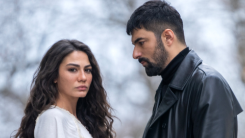 Demet is naked in the shower in new trailer