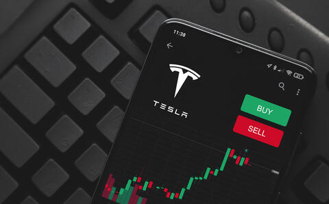 Musk Asks Twitter If He Should Sell 10 Percent of Tesla Stock