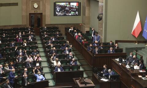 قلق أميركي وغضب إسرائيلي بعد إقرار البرلمان البولندي لقانون 