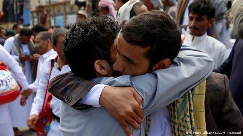 الحوثيون والحكومة يتبادلون 2223 أسيرا بينهم شقيق الرئيس هادي