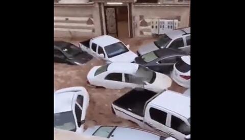 فيديو.. قتيلان جراء أمطار أغرقت الشوارع وجرفت السيارات في السعودية