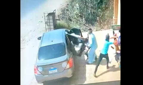 بالفيديو.. لحظة اختطاف طفل من أمه على يد عصابة في مصر