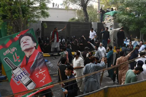 الشرطة الباكستانية تشتبك مع انصار عمران خان امام منزله في لاهور