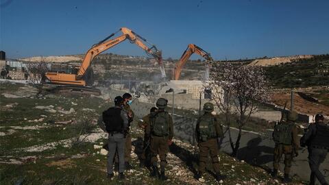 مستوطنون يقتحمون الاقصى والجيش الاسرائيلي يهدم منشآت سكنية جنوبي الضفة