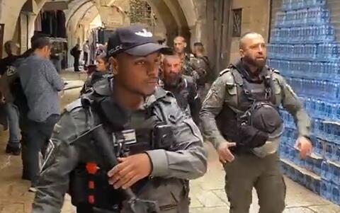 إصابة جنديين إسرائيليين بعملية طعن بالقدس واستشهاد المنفذ