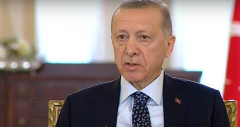 اردوغان ينسحب من مقابلة على الهواء اثر عارض صحي (فيديو)