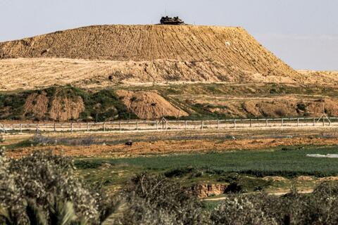 اسرائيل تقصف غزة وقواتها تتأهب بالضفة تحسبا لرد على مجزرة جنين