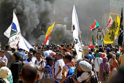 السودان.. مقتل متظاهر دهسا خلال احتجاجات حاشدة في ذكرى الانقلاب
