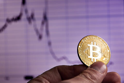 العملات الرقمية تنخفض بشكل طفيف اليوم… بيتكوين ما زالت في القمة 