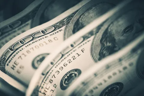 الدولار يستقر قرب أعلى مستوى في شهر مع تراجع عوائد السندات 