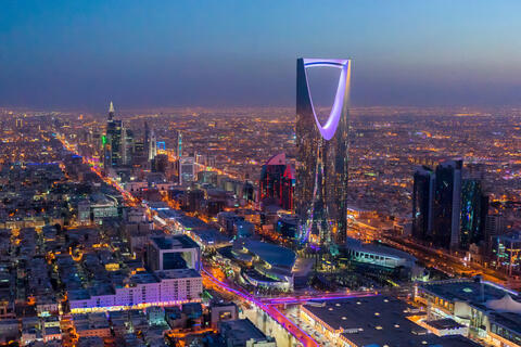 السعودية تعتزم إنتاج 50% من الكهرباء عبر الطاقة المتجددة بحلول 2030
