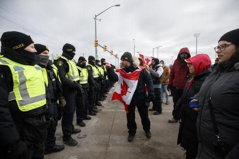 Police, COVID Protesters on US-Canada Bridge Clash
