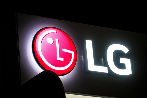 LG Electronics Reveals New Indoor-Outdoor Delivery Robot