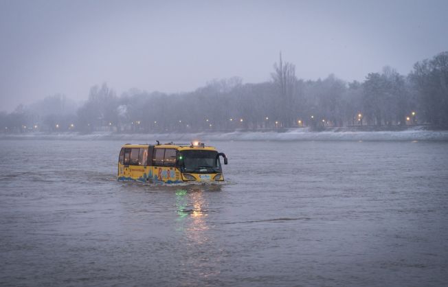 Amphibious bus