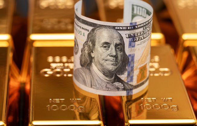 هدنة الشرق الأوسط تربك الأسواق.. الذهب مستقر والنفط يتراجع والدولار قوي
